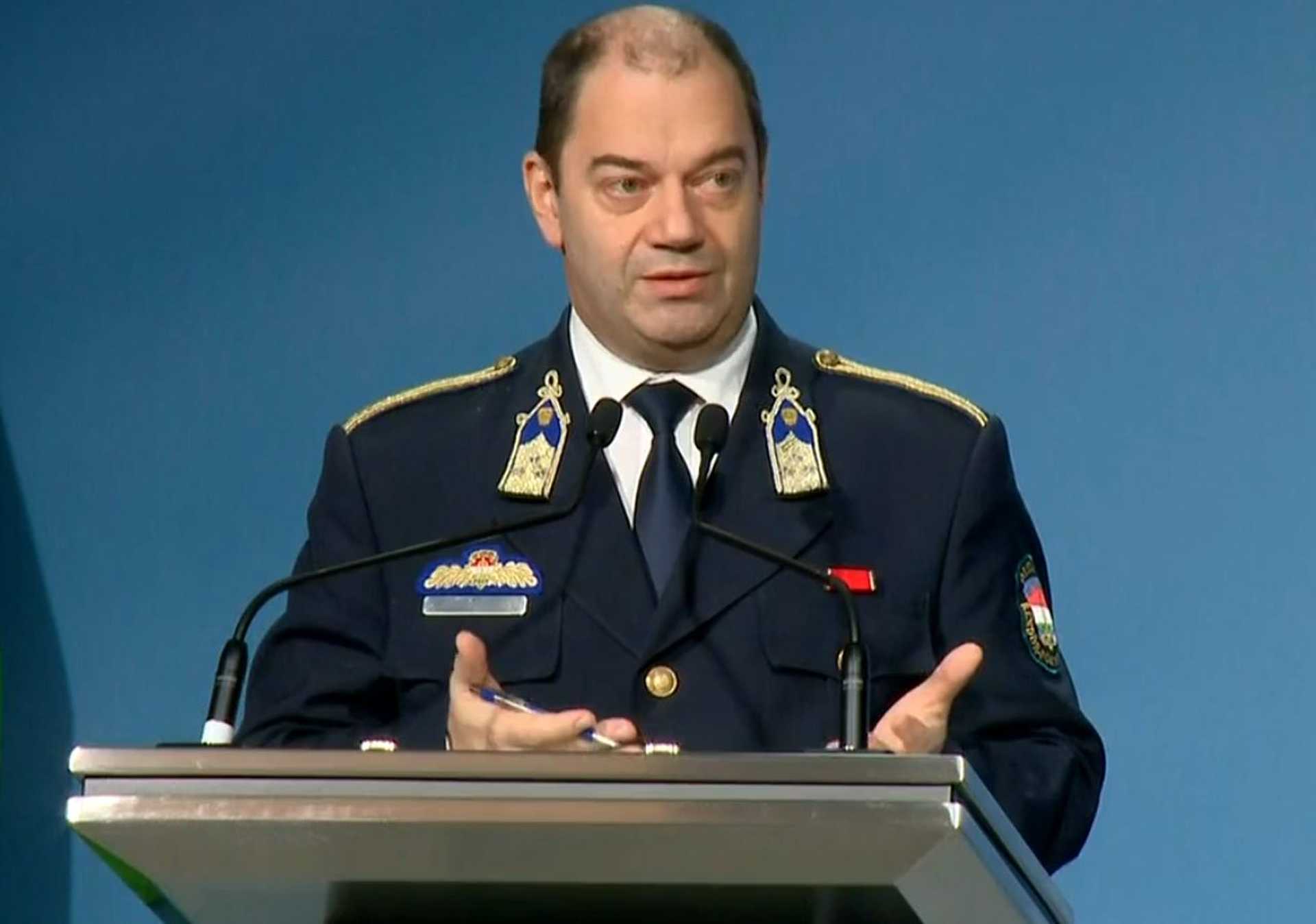 vonalban: Lakatos Tibor rendőr ezredes, az operatív törzs ...